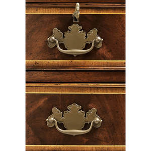 Commode de chevet George III Bow Front en bois d'acajou de haute qualité avec couleur marron. - Product Image 3