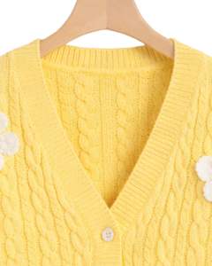 Cardigan en tricot torsadé jaune pastel personnalisé pour femme, avec applique florale blanche, col en V, boutonné devant, mignon pour l'hiver - Product Image 4