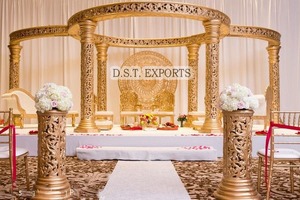 골든 스퀘어 촛불 금속 Mandap 설정 Mandap에 대한 세련된 촛불 금속 기둥 런던의 현대 금속 Mandap 장식