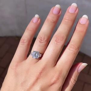 Bague à trois pierres en diamant de laboratoire certifié IGI 3,70 carats avec côtés trapézoïdaux et sertissage coussin, bijoux en diamant éthiques - Product Image 3