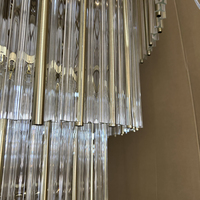 Lustre moderne de luxe en spirale avec tiges en laiton, finition dorée, éclairage LED à économie d'énergie, lumière blanche chaude douce 2700K, abat-jour en albâtre