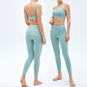 Nuevo conjunto deportivo verde de dos piezas para mujer, listo para enviar. - Product Image 1