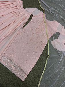 ชุด Kurta และ Sharara สำหรับผู้หญิงคุณภาพสูงผ้าฝ้ายปักลายผสมผสานการออกแบบที่ดีที่สุดของ Kurta พร้อมชุด Sharara - Product Image 4