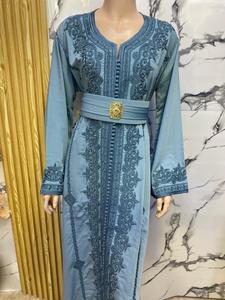 Elegante Vestido Maxi Kaftán con Estampado Floral Bordado, Cintura Natural, Corte en A, Cuello en V, Manga Larga, Casual, Crepé, Antiencogimiento, Estilo Vintage - Product Image 6