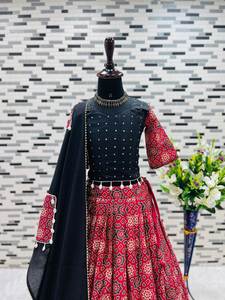 Derniers modèles indiens traditionnels modernes Lehenga Choli Rajasthani Lehenga Filles Lehenga à la demande - Product Image 4