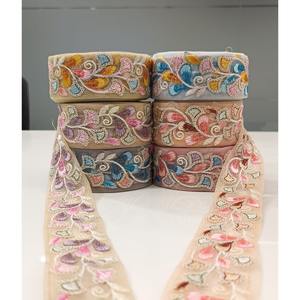 Tissu de dentelle brodée blanche de luxe pour robes de voiles de mariage et robes de couture en gros en vrac directement de l'exportateur - Product Image 6