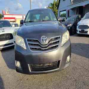 Camry LE 2024 con Volante a la Izquierda, Asientos de Cuero, Cámara Trasera, Pantalla Táctil y Faros de Xenón en Venta - Product Image 1