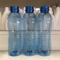 Botella de agua de plástico PET azul de 500ML al por mayor con tapa de filtro popular botella de diseño personalizado muestra gratis FÁBRICA DE Vietnam