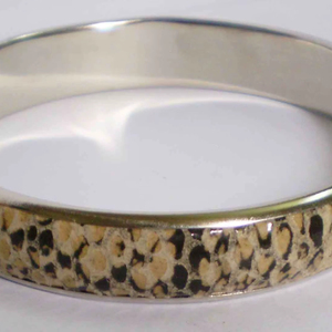 Brazalete de Metal de Lujo para Mujer, Diseño Único con Incrustaciones de Estampado Animal de Leopardo, Brazalete de Metal Sólido, Estilo Moderno y Elegante - Product Image 1