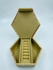 Boîte de rangement pour bijoux en bois et tissu velours de luxe de forme hexagonale, brodée à la main, couleur et taille personnalisées, pour bagues - Product Image 3