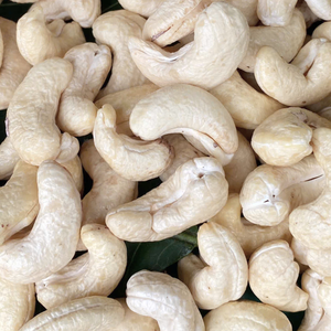 ขายร้อน ราคาถูก เม็ดมะม่วงหิมพานต์ดิบ เม็ดมะม่วงหิมพานต์ WW180, WW240, WW320, LP เม็ดมะม่วงหิมพานต์ขายส่ง ขนาดตัดตามสั่ง - Product Image 1