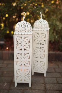 Elegante linterna de metal decorativa tallada floral adecuada para reuniones espirituales, bodas y ocasiones religiosas - Product Image 3