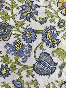 Tela de Algodón Estampada a Mano con Diseño Floral Botánico de Vid Azul y Oliva sobre Base Blanca - Product Image 4