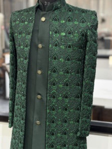 Traje Tradicional de Boda para Hombre, Sherwani de Seda Sigma Verde con Bordado, Largo hasta la Rodilla, Absorbente de Humedad, Corte Regular, Marca Dev Darshan Fashion - Product Image 3