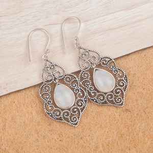 ต่างหูเงินแท้ประดับพลอยมูนสโตนสีรุ้งทรงวินเทจ ตัวเรือนเงินแท้ ประดับเพชรแบบหนามเตย ได้รับการรับรองจาก IGI เหมาะสำหรับเป็นของขวัญวันครบรอบสำหรับผู้หญิง - Product Image 1