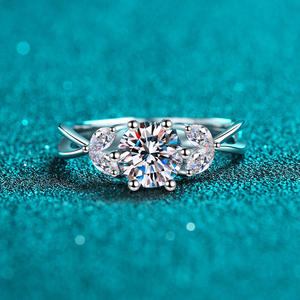 Bague de fiançailles Jeulia Moissanite - Six griffes torsadées en argent sterling plaqué rhodium, motif floral en forme d'herbe - Product Image 2
