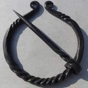 Fermoir torsadé en fer forgé à la main personnalisé Broche torsadée en tissu/cape Fermoir torsadé en fer forgé médiéval Style Viking et Penannulaire - Product Image 4