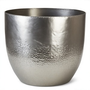 Jardinière en cristal de lune en métal moulé argenté avec détails de marteau organique, parfaite pour les coins inspirés de l'art ou les points forts du salon - Product Image 3