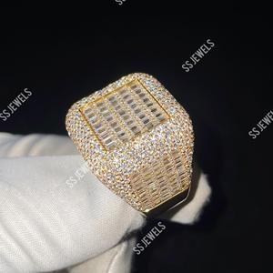 Ensemble de canaux tendance en argent 925 plaqué rhodium sur mesure pour hommes Bague de championnat Baguette Moissanite pour cadeau de rappeur de fiançailles - Product Image 5