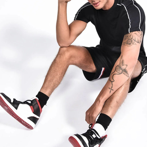 2023 Camiseta corta Unisex conjunto de 2 piezas logotipo personalizado venta al por mayor ropa de calle térmica transpirable tejido verano estampado para hombres prendas de vestir exteriores - Product Image 4