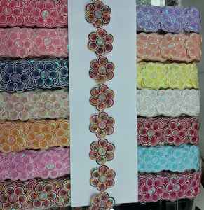 Des fleurs sur mesure brodées de couleurs dans des motifs ethniques avec de lourdes paillettes pour les vêtements et les costumes de 1.5 pouces - Product Image 4