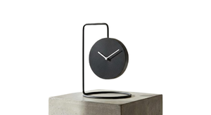 Horloge de table en bois élégante, fabriquée avec une finition naturelle, style minimaliste, idéale pour les intérieurs modernes de maisons et de bureaux. - Product Image 3