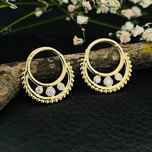 Lunette en or massif 14 carats sertie de diamants naturels Daith Piercing Fine Jewelry. - Product Image 2