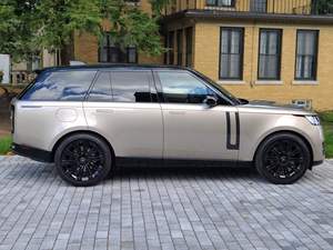 Range Rover 2022 Primera Edición, Motor V8 Biturbo, Equipamiento de Alta Gama, Techo Panorámico Automático, Asientos de Cuero, Bajo Kilometraje, SUV Euro VI - Product Image 3