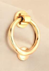 Poignée de porte en fer élégante pour entrées contemporaines, avec une finition lisse, une forme artistique et une construction durable - Product Image 3