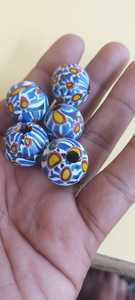 Belles perles de verre millefiori conçues en tailles assorties pour les créateurs de bijoux africains à des fins de revente. - Product Image 6