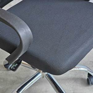 Chaise de bureau pivotante minimaliste MFA84A à dossier bas, chaise de personnel réglable avec appui-tête en tissu maillé et aluminium pour usage domestique ou en atelier - Product Image 4