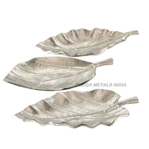 Cuenco de hoja de metal hecho a mano de lujo en acabado dorado y negro con diseño curvo único para un comedor elegante y un acento decorativo en la Mesa - Product Image 5