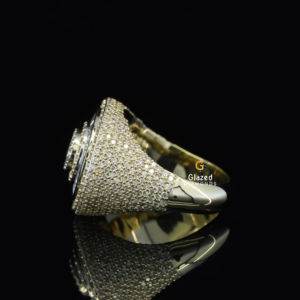 แหวนฮิปฮอปสีทองสีเหลือง14kt ที่เต็มไปด้วยเพชรโมอิสเจียระไนทรงกลมที่ช่วยเพิ่มความคมชัดระดับ VVS - Product Image 3