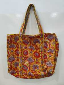 Sac fourre-tout en coton matelassé indien fait à la main pour femmes, grand sac à bandoulière ethnique à imprimé floral, fermeture éclair, style tendance - Product Image 2