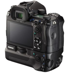 Appareil photo reflex numérique noir au format APS-C avec objectif zoom téléobjectif HD DA 55-300 F/4.5-6.3 ED PLM WR RE et poignée de batterie, capteur CMOS - Product Image 2