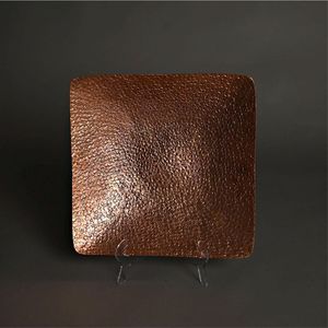 Plateau carré en métal finition cuivre antique, martelé, plat décoratif pour restaurant, service, coffrets cadeaux et décoration de table pour événements spéciaux - Product Image 1