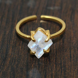 "แหวนพลอยมูนสโตนสีฟ้าพร้อมแฟลช June birthstone เครื่องประดับการตั้งค่าง่ามแหวนทองคำแบบปรับได้ขายส่งสำหรับอินเดีย - Product Image 1