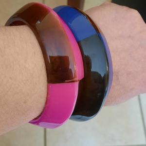 กำไลเรซิ่นทำด้วยมือสุดหรูที่มีดีไซน์ทันสมัยไม่ซ้ำใครและดูทันสมัยสำหรับเครื่องประดับผู้หญิงขายส่ง - Product Image 3