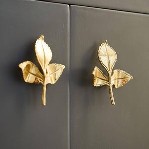 Bouton de tiroir en laiton en forme de feuille classique, quincaillerie décorative pour meubles, finition lisse élégante, vente en gros - Product Image 6