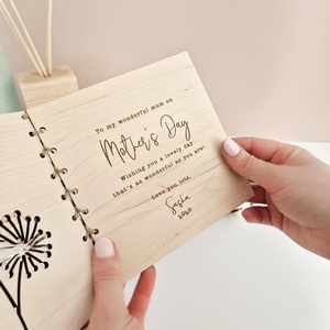 Tarjeta de felicitación de madera personalizada estilo religioso grabado letras personales Delarchi Tema de amor vietnamita para el Día de la madre - Product Image 4