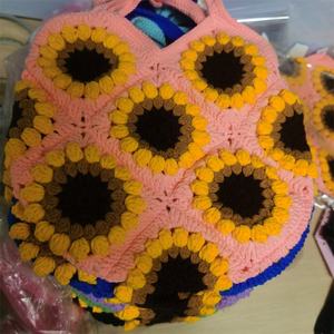 Sac cabas souple en crochet fait main personnalisable avec motif de roses pour femme, disponible en rouge, rose, violet, blanc et noir - Product Image 4