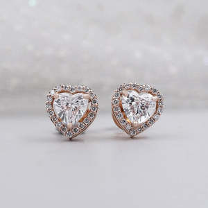 Magnifiques boucles d'oreilles clous en or rose avec halo de diamants en forme de cœur certifiés IGI et sertissage à vis - Product Image 2