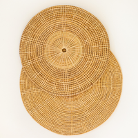 Assiette de Présentation en Rotin pour Grossistes – Écologique, Résistante à la Chaleur, Taille Personnalisée, Design Moderne, Blanc et Marron, Décorative pour Mariages