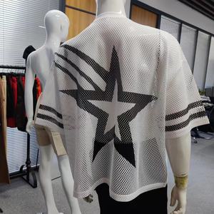 เสื้อยืดตาข่ายฟุตบอลสำหรับผู้ชายเสื้อยืด100% พิมพ์ลายหน้าจอมีรายละเอียดแขนลายทางทำจากโพลีเอสเตอร์พอดีแบบผ่อนคลาย - Product Image 6