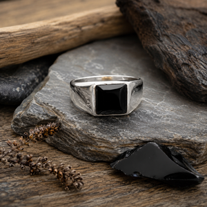 Bague signet Kettleness en argent sterling 925 poli, avec pierre noire carrée en jet de Whitby taillée à la main, design classique et robuste - Product Image 1