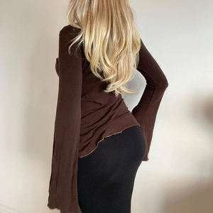 Camiseta de manga larga de punto vintage para mujer, personalizada OEM, con estampado Y2K, manga acampanada marrón, cuello en V, holgada, talla grande, corte a medida - Product Image 5