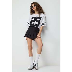 กระโปรงมินิเอวธรรมชาติทรงเอ็มไพร์เมกะเมอร์เชนท์ สไตล์ลำลอง ผ้าถักเนื้อนุ่ม ผสมคอตตอน หนัง PU และสแปนเด็กซ์ ไซส์ XS โพลีเอสเตอร์ ผ้าไม่ทอ รุ่นโมเดล - Product Image 2