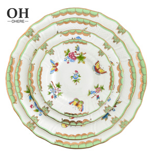<span class=keywords><strong>Service</strong></span> <span class=keywords><strong>de</strong></span> <span class=keywords><strong>table</strong></span> en porcelaine fine <span class=keywords><strong>de</strong></span> luxe vert or, motif papillon, location pour mariage et événements, assiettes en céramique à bord doré - Product Image 1