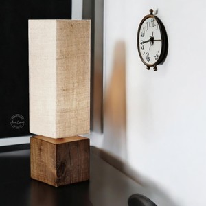 โคมไฟตั้งโต๊ะไม้ที่มีร่มเงาผ้าและตกแต่งเสร็จสีเทาเหมาะสำหรับการตกแต่งโต๊ะในบ้านและงานเลี้ยง - Product Image 2