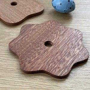 Sous-verres carrés classiques en noyer et bois, écologiques et faits à la main |   5 mm d'épaisseur |   Couleur et logo personnalisables |   Vendu en lots de 2+ - Product Image 2